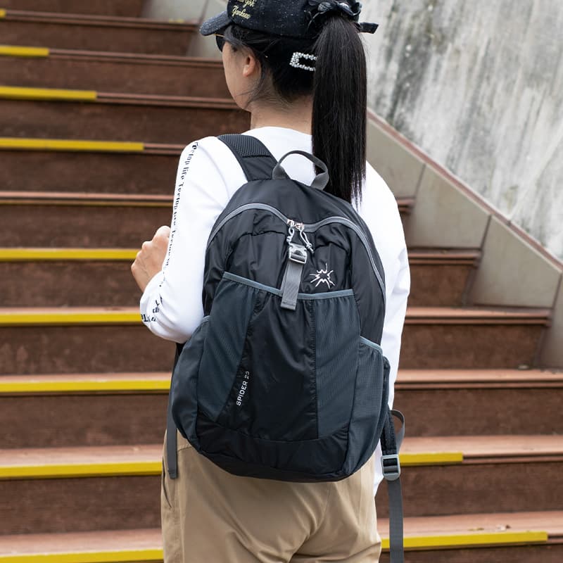 バックパック 街歩き軽量ポケットリュック