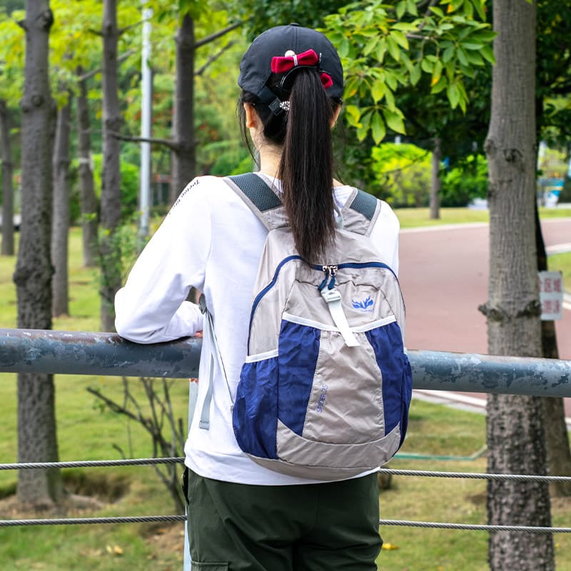 バックパック 街歩き軽量ポケットリュック